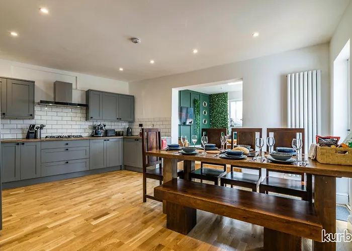 Carlton Hill House - 5 Bedroom House With Parking